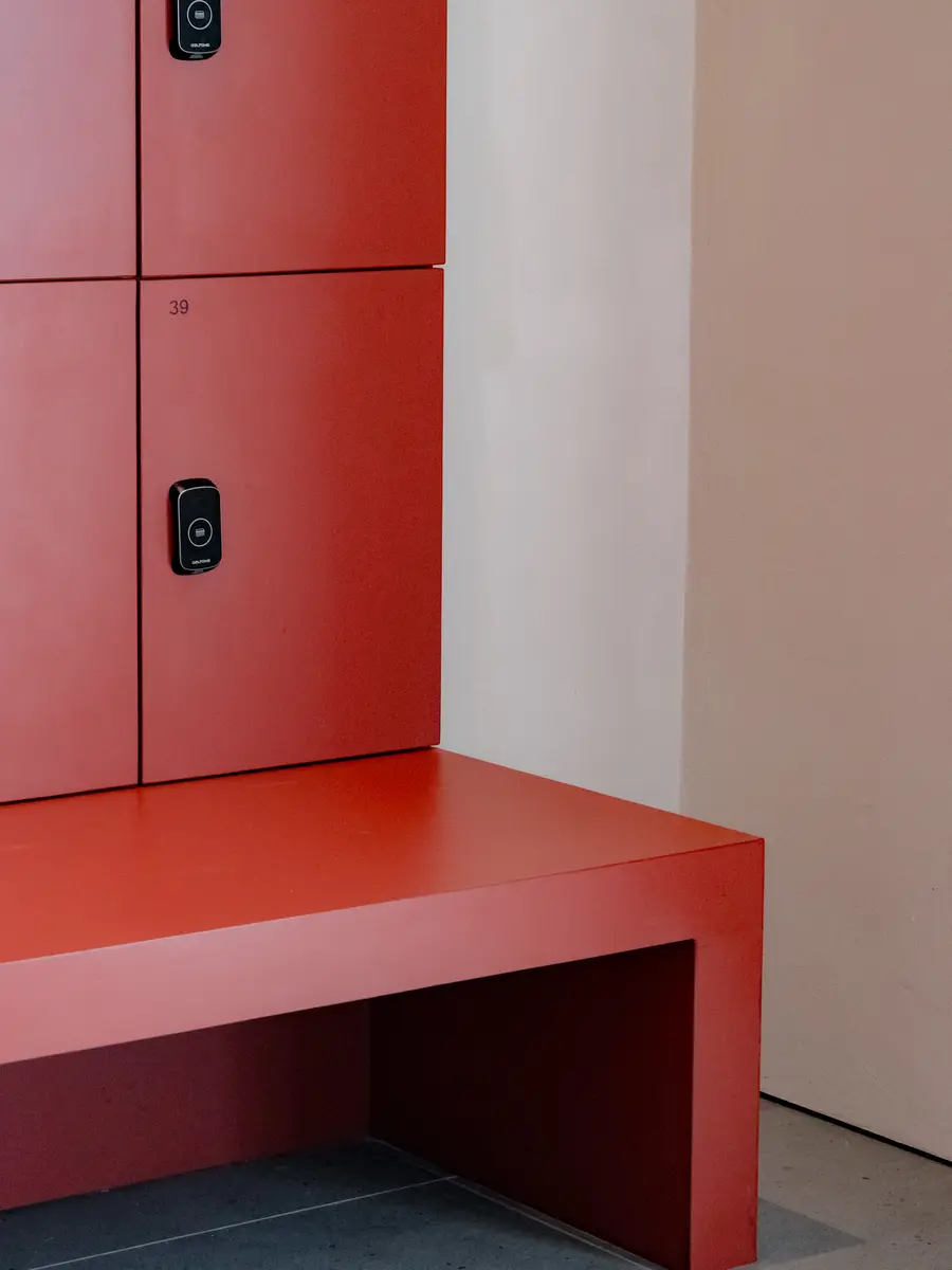 Red bench and lockers in the ASAI GYM changing room