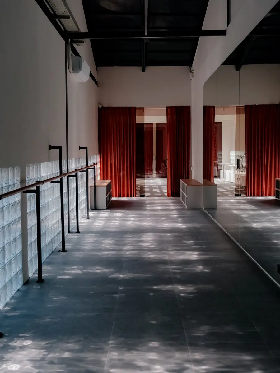 Corridor with red curtains leading to the ASAI GYM studio